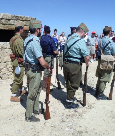  Buen corto !! pero hay una gran pega!! esos uniformes ni siquiera son españoles y esas escopetas de caza 122