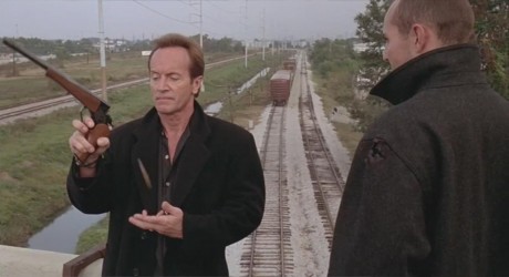 Hola a todo el mundo.

Me a llamado la atencion una pistola que usaba el malo de la peli blaco humano, 51