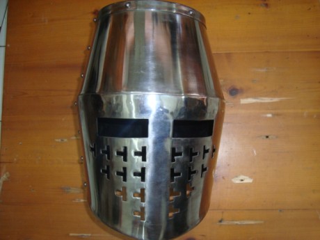 Hola, vendo réplica de armadura medieval, tamaño real.
Tambien vendo un casco, fotos mas abajo. 

saludos 20