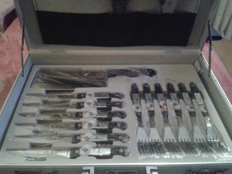 Hola, hace tiempo que heredé de mi suegro un maletín de aluminio con un juego de cuchillos y cubiertos, 00