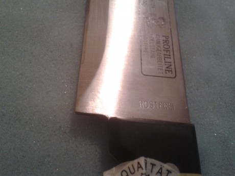 Hola, hace tiempo que heredé de mi suegro un maletín de aluminio con un juego de cuchillos y cubiertos, 11