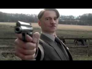 Quisiera saber que pistola es la que lleva Hítler en la película "Hítler el reinado del mal". 20