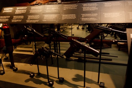 Bueno pues he encontrado las fotografias que hice en el museo de Londres sobre armas-militaria y las queria 22