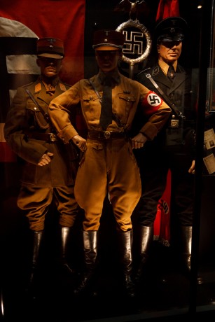 Bueno pues he encontrado las fotografias que hice en el museo de Londres sobre armas-militaria y las queria 42