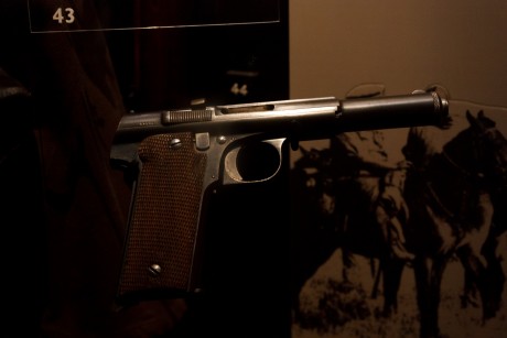 Bueno pues he encontrado las fotografias que hice en el museo de Londres sobre armas-militaria y las queria 41
