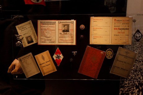 Bueno pues he encontrado las fotografias que hice en el museo de Londres sobre armas-militaria y las queria 50