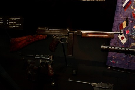 Bueno pues he encontrado las fotografias que hice en el museo de Londres sobre armas-militaria y las queria 62