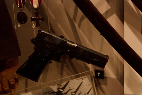 Bueno pues he encontrado las fotografias que hice en el museo de Londres sobre armas-militaria y las queria 61