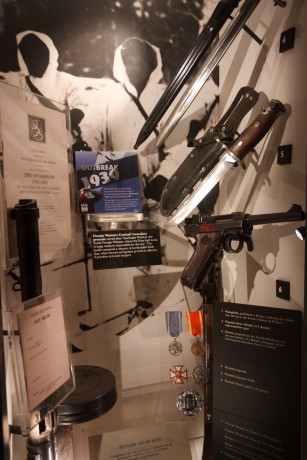 Bueno pues he encontrado las fotografias que hice en el museo de Londres sobre armas-militaria y las queria 60