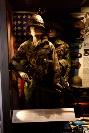 Bueno pues he encontrado las fotografias que hice en el museo de Londres sobre armas-militaria y las queria 81