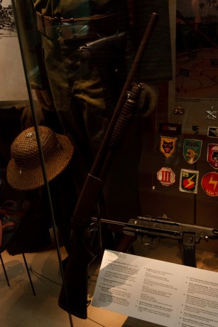 Bueno pues he encontrado las fotografias que hice en el museo de Londres sobre armas-militaria y las queria 102
