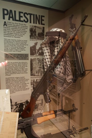 Bueno pues he encontrado las fotografias que hice en el museo de Londres sobre armas-militaria y las queria 110