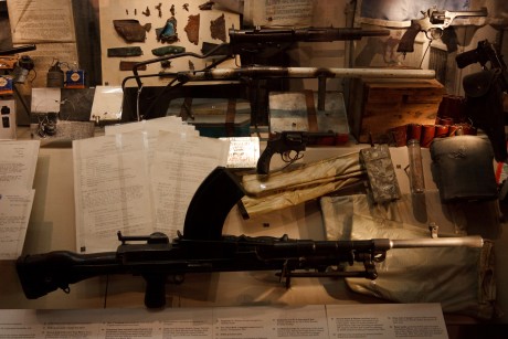Bueno pues he encontrado las fotografias que hice en el museo de Londres sobre armas-militaria y las queria 132