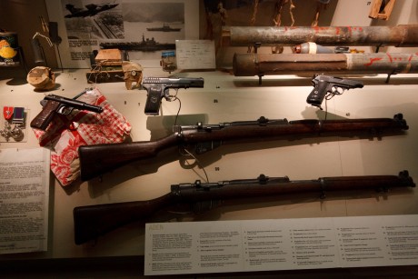 Bueno pues he encontrado las fotografias que hice en el museo de Londres sobre armas-militaria y las queria 131