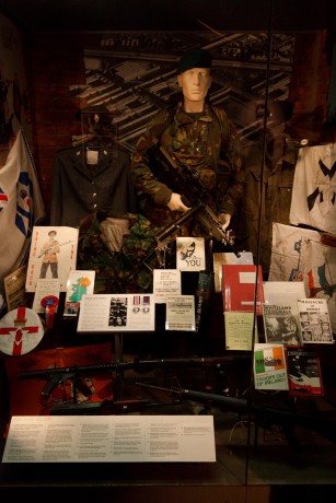 Bueno pues he encontrado las fotografias que hice en el museo de Londres sobre armas-militaria y las queria 130