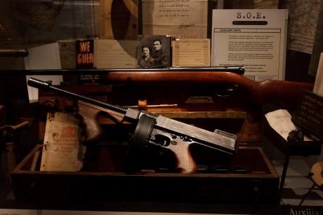Bueno pues he encontrado las fotografias que hice en el museo de Londres sobre armas-militaria y las queria 142