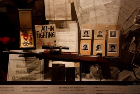 Bueno pues he encontrado las fotografias que hice en el museo de Londres sobre armas-militaria y las queria 141