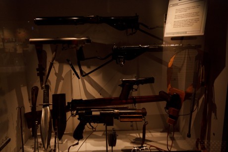 Bueno pues he encontrado las fotografias que hice en el museo de Londres sobre armas-militaria y las queria 140