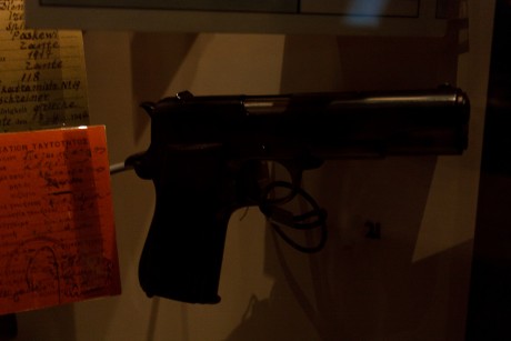 Bueno pues he encontrado las fotografias que hice en el museo de Londres sobre armas-militaria y las queria 150