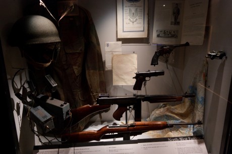 Bueno pues he encontrado las fotografias que hice en el museo de Londres sobre armas-militaria y las queria 161