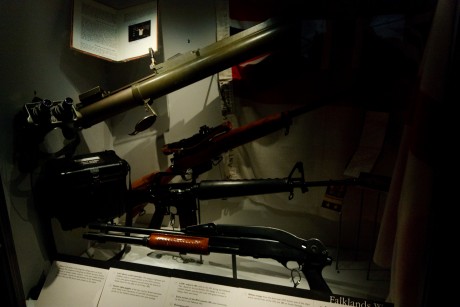 Bueno pues he encontrado las fotografias que hice en el museo de Londres sobre armas-militaria y las queria 172