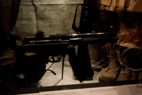 Bueno pues he encontrado las fotografias que hice en el museo de Londres sobre armas-militaria y las queria 171