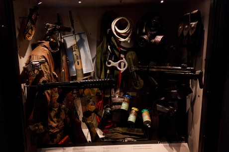 Bueno pues he encontrado las fotografias que hice en el museo de Londres sobre armas-militaria y las queria 170