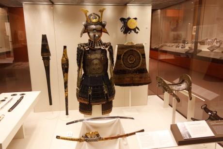 Bueno pues he encontrado las fotografias que hice en el museo de Londres sobre armas-militaria y las queria 42