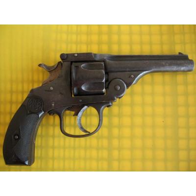 Me refiero a este revolver.

¿Qué significa exactamente à brisure?. ¿Es por el cañón basculante?. 00