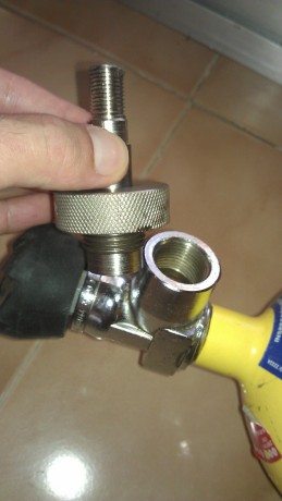 hola atodos el caso es que lleve a recargar mi scuba de 6litros y por despiste deje roscada una pieza 02