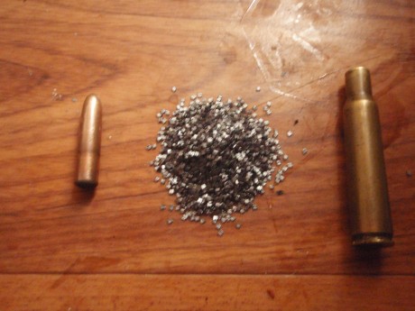 hola,para los que teneis armas del calibre Español 7x57 antiguas.

foto nº1 cartucho entero 7x57 de la 01
