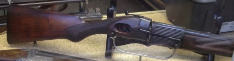 Esto de estar fuera de España es curioso...
Uno se encuentra con armerías con una vitrina llena de lugers 01