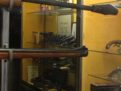 Esto de estar fuera de España es curioso...
Uno se encuentra con armerías con una vitrina llena de lugers 00