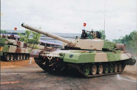 Algo pasa en India, o no estan contentos con el T-90 o es que quieren potenciar la industria local.

El 30