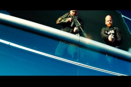 Compañeros,

En vista de las ganas de algunos (Elcafe, Wilcow, Vrakk, etc) por adivinar armas de películas 40