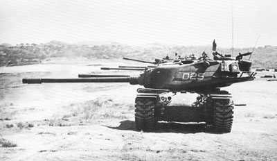 Parecía que los americanos querían hacer bien un Tiger II, pero con cañón de 120 mm (un Tiger III ?).

En 01