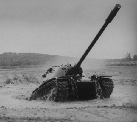 Parecía que los americanos querían hacer bien un Tiger II, pero con cañón de 120 mm (un Tiger III ?).

En 00
