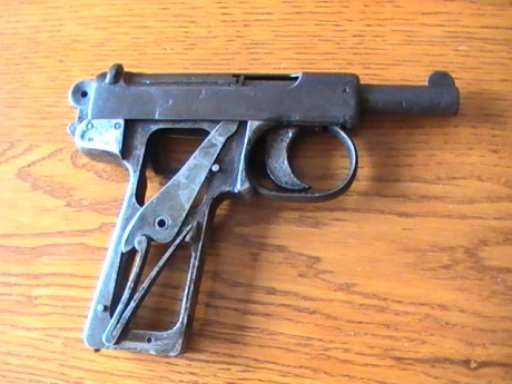He aquí curioso y vieja pistola automática Webley&Scott modelo 1905 en calibre 7,65 mm, cargador 7 00