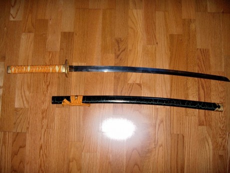 Vendo katana para decoración con soportes de pared incluidos.

Medidas:

Nagasa - 72,5cm (con Habaki)
Tsuka 01
