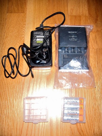 Vendo Kit de cargadores y baterías compuesto por:

1xCargador SONY BCG-34HUE para baterías AAA/AA (en 00