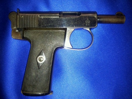 He aquí curioso y vieja pistola automática Webley&Scott modelo 1905 en calibre 7,65 mm, cargador 7 120