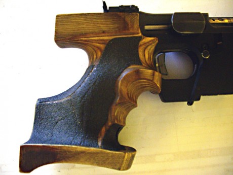 Hola amigos estoy a punto de hacerme con un arma para competir y tengo un dilema,he preguntado por ahí 152
