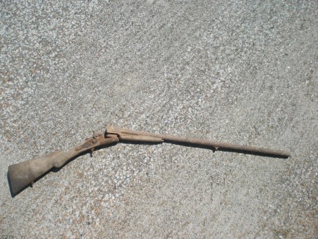 Hola chic@s:
El otro dia limpiando en el pueblo un lagar que hemos comprado, me encontre un arma y me 02