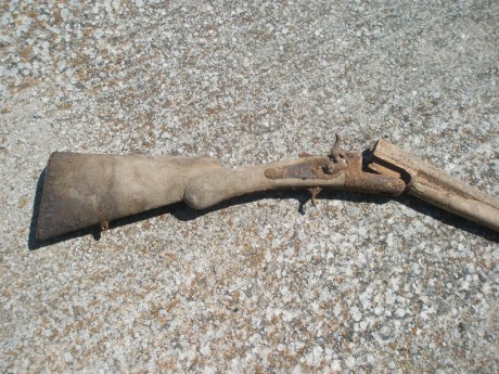 Hola chic@s:
El otro dia limpiando en el pueblo un lagar que hemos comprado, me encontre un arma y me 01