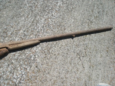 Hola chic@s:
El otro dia limpiando en el pueblo un lagar que hemos comprado, me encontre un arma y me 00