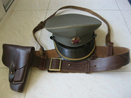 Hola.
Pongo a la venta este lote perteneciente a un oficial de la antigua yugoslavia.
-Gorra de plato 00