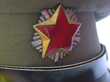 Hola.
Pongo a la venta este lote perteneciente a un oficial de la antigua yugoslavia.
-Gorra de plato 21