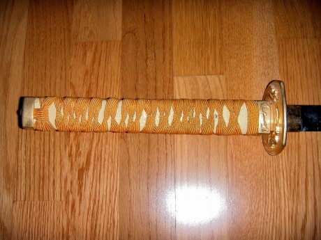 Vendo katana para decoración con soportes de pared incluidos.

Medidas:

Nagasa - 72,5cm (con Habaki)
Tsuka 31