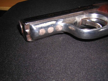 Ésta, es un arma de coleccionismo. Tiene inutilización BOPE. Inutilizada por 3 taladros parte inferior 00