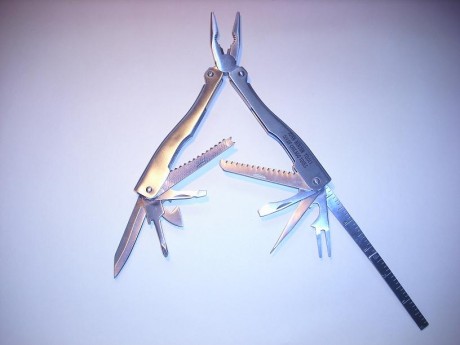 Hola!!!

Vendo multi-herramienta John Benzen Tools.

Con navaja, sierras, destornillador plano, de estrella, 11